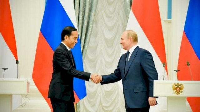 Presiden Joko Widodo dan Presiden Vladimir Putin usai melakukan konferensi pers bersama di Istana Kremlin, Moskwa, Rusia, Kamis (30/6/2022). Foto: Sekretariat Presiden