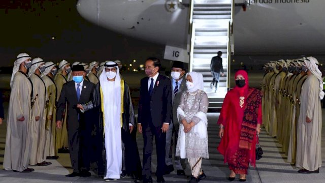 Presiden dan Ibu Iriana Jokowi tiba di Bandara Abu Dhabi, PEA, Jumat (01/07/2022) dini hari. (Foto: BPMI Setpres)