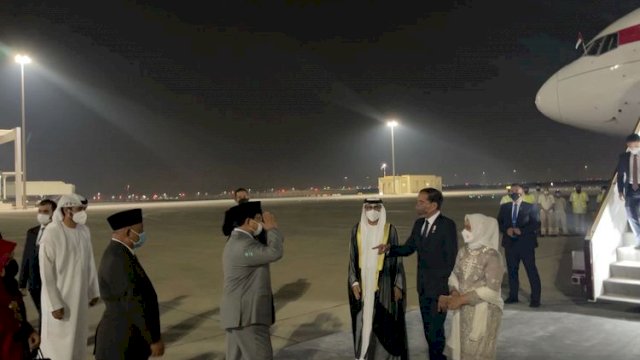 Menhan Prabowo Subianto menyambut kedatangan Presiden Joko Widodo di Bandar Udara Internasional Abu Dhabi, Persatuan Emirat Arab (PEA), Jumat (1/7/2022), sekitar pukul 02.15 waktu setempat. (IST)