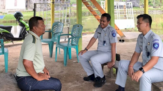 PT Jasa Raharja Cabang Sulawesi Selatan melakukan pertemuan dengan Kelompok Sadar Wisata Karst Rammang-Rammang, Kabupaten Maros, Kamis (30/6/2022). (Foto: IST)