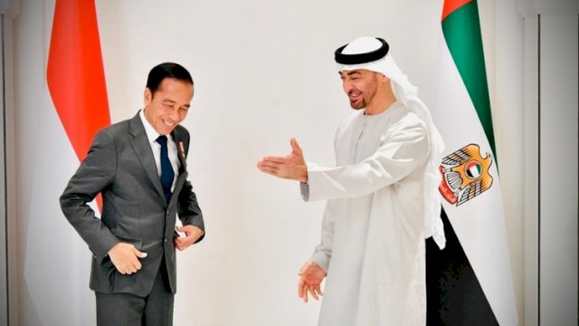 - Presiden Joko Widodo melakukan pertemuan dengan Presiden Uni Emirat Arab (UEA) Sheikh Mohamed bin Zayed bin Sultan Al Nahyan di Istana Al Shatie, Abu Dhabi, Jumat (1/7/2022). Foto: Sekretariat Presiden)