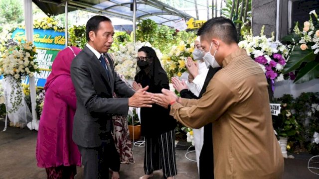 Presiden dan Ibu Iriana Jokowi bertakziah ke rumah duka almarhum Menteri PANRB Tjahjo Kumolo, di Kompleks Menteri Widya Chandra, Jakarta, Sabtu (02/07/2022). (Foto: BPMI Setpres

Read more: https://setkab.go.id/presiden-jokowi-dan-ibu-iriana-takziah-ke-kediaman-almarhum-tjahjo-kumolo)