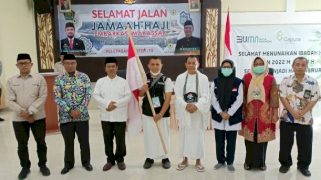 PPIH berfoto bersama dengan ketua Kloter 19 dan petugas kloter yang merupakan terakhir di Embarkasi Makassar (UPG) di Asrama Haji Sudiang. (foto:IST)