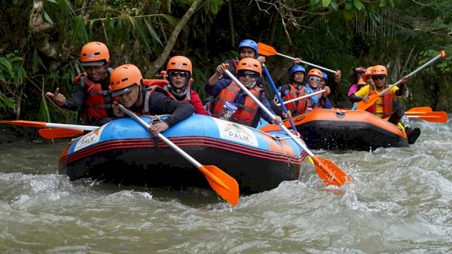Keseruan di atas perahu karet mengarungi derasnya sungai Mata Allo, Kabupaten Enrekang. (IST)