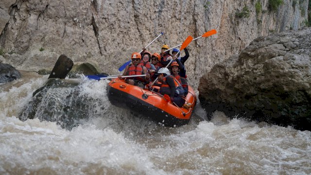 Kelompok pengembangan wisata arung jeram Mata Allo atau Mata Allo Rafting saat melakukan pengarungan di Sungai Mata Allo, Enrekang. (foto: Darwin/IST)