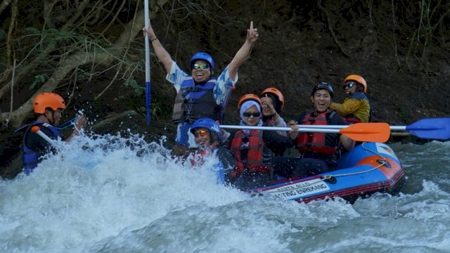 Wakil Bupati Enrekang Asman (berdir) saat arung jeram di Sungai Mata Allo, Enrekang. (foto: IST)