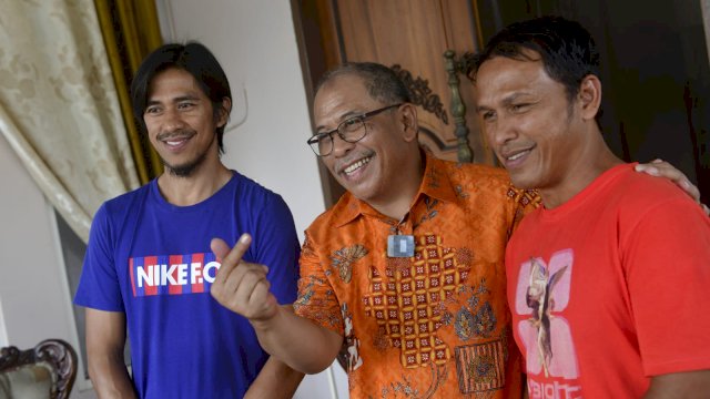 Dua pesepak bola profesional berdarah Polmas, Irsyad Aras dan Ardan Aras berfoto bersama politisi Ilham Arief Sirajuddin(IAS) /Ist