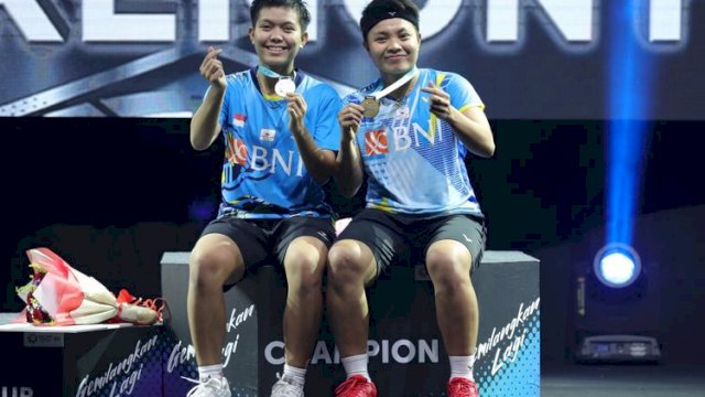 Apriyani Rahayu/Siti Fadia Silva Ramadhanti berpose di podium usai menjuarai Malaysia Open 2022, Minggu (3/7/2022). Foto: PBSI