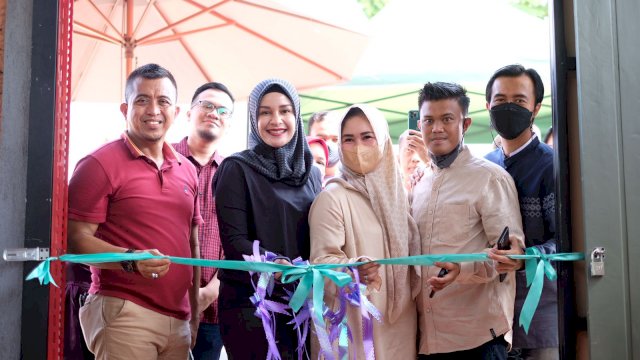 Ketua Tim Penggerak PKK Kabupaten Gowa, Priska Paramita Adnan saat meresmikan langsung Sekolah Berkuda Eqschool Pagatang/IST