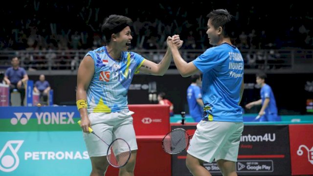 Ganda putri Indonesia Apriyani/Fadia menembus semifinal Malaysia Open 2022 dengan mengalahkan pasangan nomor 1 dunia Chen Qing Chen/Jia Yi Fan (China), Jumat (1/7/2022). Foto: PBSI