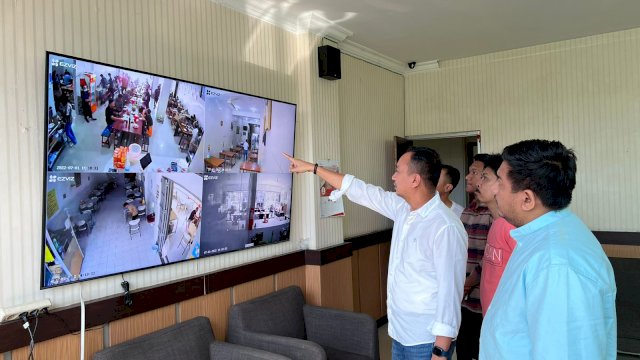 Badan Pendapatan Daerah (Bapenda) Kota Makassar memantau setiap rumah makan dan resto melalui pemasangan kamera pengawas atau CCTV/IST
