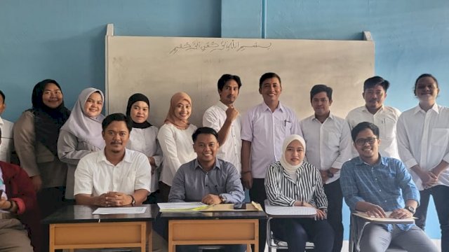 Dekan FISIP UNSA Makassar, Dr. Adi Sumandiyar, S.Sos., M.Si., bersama dengan dosen di dua program studi menujukkan keakrbaban dengan mahasiswa usai ujian semester genap 2021/2022/IST