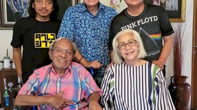 Tantowi Yahya dan beberapa rekan artis yang menjenguk penyanyi legendaris Bob Tutupoly semasa sakit. Foto: Instagram/@tantowiyahyaofficial