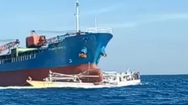 tangkapan layar kapal kargo tabrak kapal nelayan di Galesong Utara, Takalar.