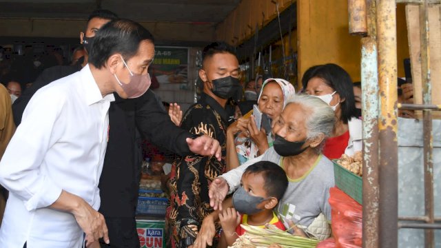 Jokowi saat bertemu dengan Ibu-Ibu saat berkunjung ke Pasar Tradisional.