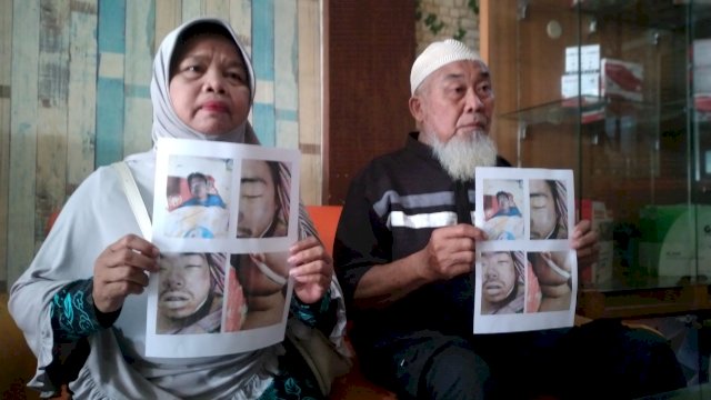 Ayah dan ibu korban menunjukkan foto bukti kekerasan pada anaknya yang dinilai meninggal dengan cara tidak wajar/IST