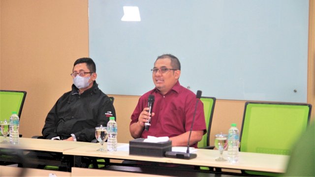 Presiden ACT, Ibnu Khajar (kanan) bersama  Dewan Pembina ACT Imam Akbari memberikan keterangan pers terkait polemik ACT di Kantor ACT, Menara 165 Office Tower, Jl TB Simatupang, Jakarta Selatan, Rabu (6/7/2022) . Foto: dok. ACT