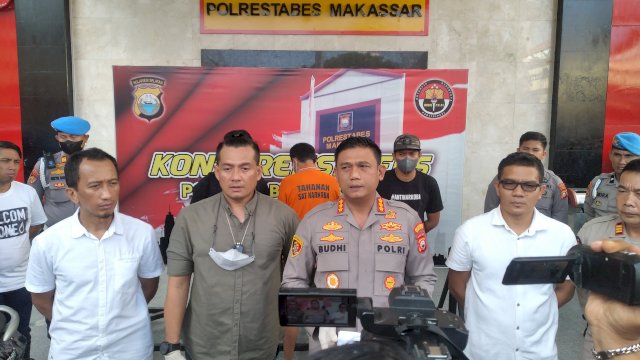 Polisi saat ekspose pengungkapan narkoba di Mapolrestabes Makassar/Portal Media/Reza