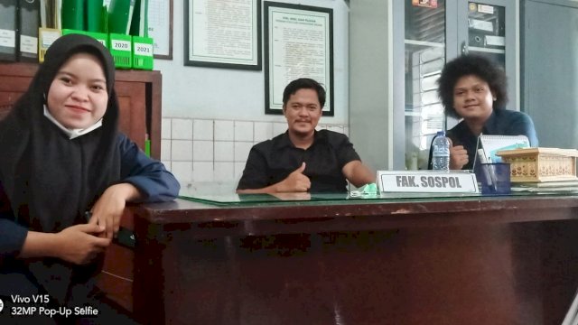 Dekan Fisip Unsa Makassar, Dr. Adi Sumandiyar, S.Sos., M.Si., bersama Ketua HIMA Prodi Sosiologi periode 2021/2022, Erik Dwi Zanjani/IST