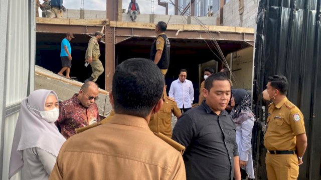 Komisi A DPRD Makassar saat melakukan sidak ke salah satu bangunan bermasalah di Makassar/IST