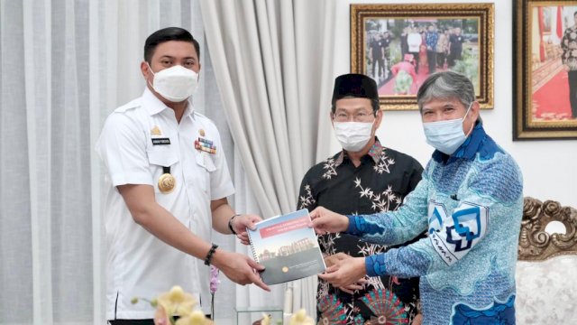 Bupati Gowa, Adnan Purichta Ichsan Adnan saat menerima audiens Yayasan dan Panitia Pembangunan SIT Cheng Ho di Rumah Jabatan Bupati Gowa, Rabu (6/7) kemarin/IST