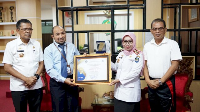 penyerahan penghargaan oleh Kepala Kantor Pelayanan Perbendaharaan Negara (KPPN) Makassar II, Arief Rahman Hakim kepada Sekretaris Daerah Kabupaten Gowa, Kamsina di Ruang Kerja Sekretaris Daerah Kabupaten Gowa, Kantor Bupati Gowa/IST