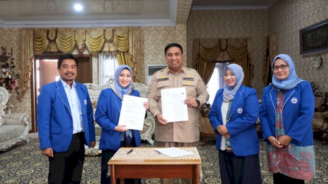 Ketua STIM Lasharan Jaya Makassar, Dr Hernita Sahban Liba dan Bupati Maros Chaidir Syam bersepakat untuk menjalin kerjasama/IST