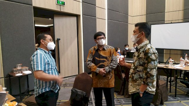 Wakil Rektor II Unismuh Dr Andi Sukri Syamsuri (tengah) berdiskusi dengan salah satu reviewer Kemdikbud (kanan) di Jakarta beberapa waktu lalu. Foto: dok