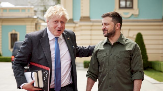 Boris Johnson dan dan Volodymyr Zelensky, Presiden Ukraina