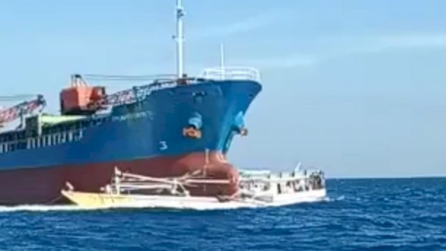 Tangkapan rekaman video kapal kargo menabrak kapal nelayan yang viral di media sosial/IST
