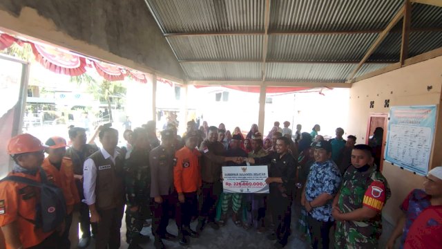 Penyerahan bantuan kepada korban bencana puting beliung yang terjadi di Desa Rewataya, Pulau Tanakeke, Kabupaten Takalar/IST