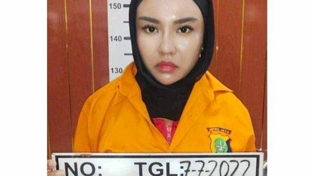 Medina Zein Pake Baju Tahanan. Foto: Dok. Ist