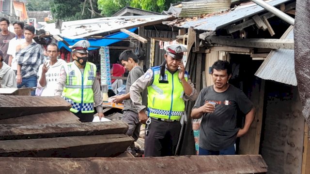 Polisi melalukan penyidikan di TKP kecelakaan lalu lintas yang disebabkan oleh truk di Wajo, Sulsel. Foto: ist