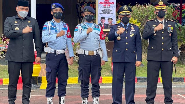 Dua petugas Lembaga Pemasyarakatan Takalar terima penghargaan dari Kapolres Takalar/IST