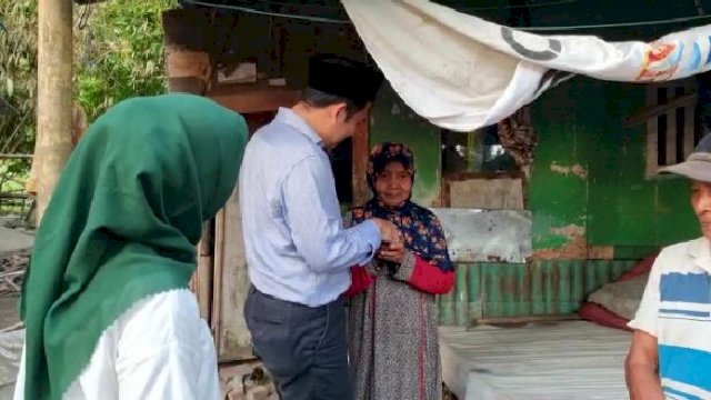 Moment Idul Adha, Hengky Yasin  Bagikan Ratusan Sembako untuk Warga