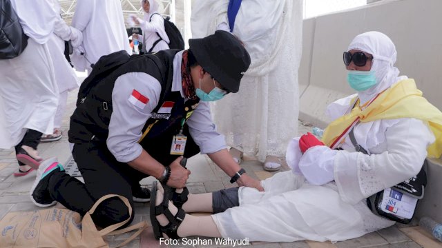 Jemaah haji Indonesia mendapat perawatan dari petugas kesehatan penyelenggaran haji indonesia. (Foto: Media Center Haji)