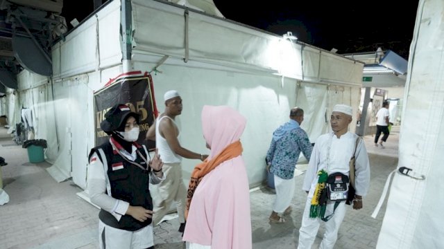 Petugas haji membimbing jemaah (foto: MC Haji)