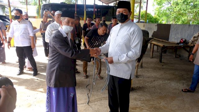 Kapolda Sulsel Irjen Pol Nana Sudjana secara simbolis menyerahkan hewan kurban terhadap warga. Foto: dok 