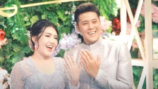 Potongan gambar dari video Chevra Yolandi saat melamar Via Vallen. Foto: YouTube Via Vallen Official