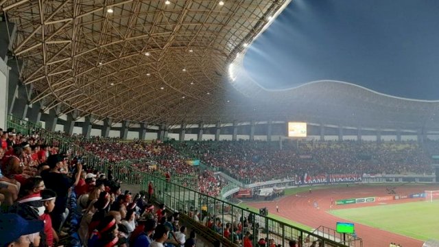 Suasana Stadion Patriot Candrabhaga, Bekasi, pada laga timnas U19 Indonesia vs Myanmar di ajang Piala AFF U19 2022, Minggu (10/7/2022) malam WIB. Foto: Kompas