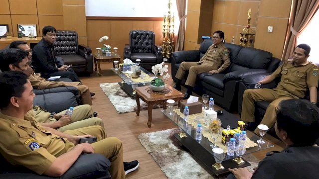 Wakil Bupati Luwu Utara (Lutra), Suaib Mansur saat menerima kunjungan silaturahmi epala BPS Ayub Parling Ampulembang, di ruang kerjanya, Senin 11/07/2022./IST