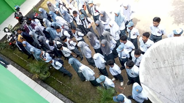 Potret hari pertama masuk sekolah siswa SMA di Kabupaten Maros. 