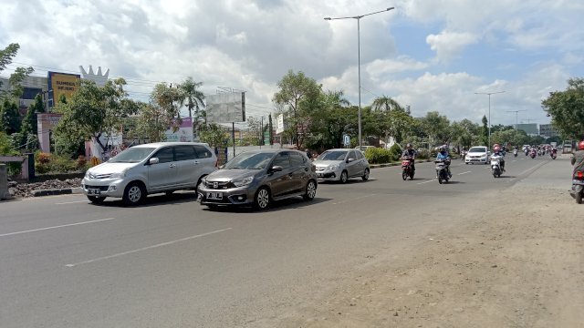 Pantauan arus lalu lintas Maros-Makassar, Senin (11/7/2022). Foto: Nirwana/portalmedia.id