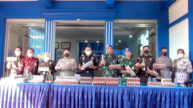 Petugas dari Bea Cukai, TNI Polri, dan Kejaksaan yang mengekspose barang bukti ilegal yang bakal di musnahkan. (Ist)