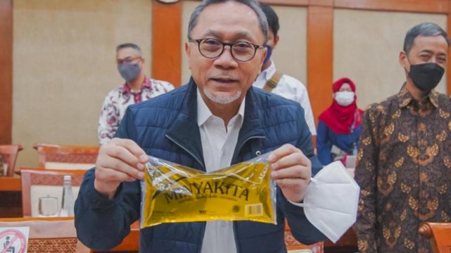 Menteri Perdagangan Zulkifli Hasan saat mengenalkan Minyak Kita kepada anggota Komisi VI DPR, Selasa (5/7/2022). Foto: ist