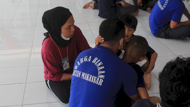 Suasana pertemuan warga Rutan Kelas I Makassar. Setelah 2 tahun ditutup, kunjungan tatap muka kembali dibuka bagi keluarga terdekat. Foto: dok