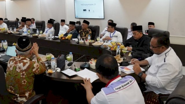 Suasana rapat Evaluasi penyelenggaraan puncak haji Arafah, Muzdalifah, dan Mina (Armuzna). di Kantor Daerah Kerja Makkah. 