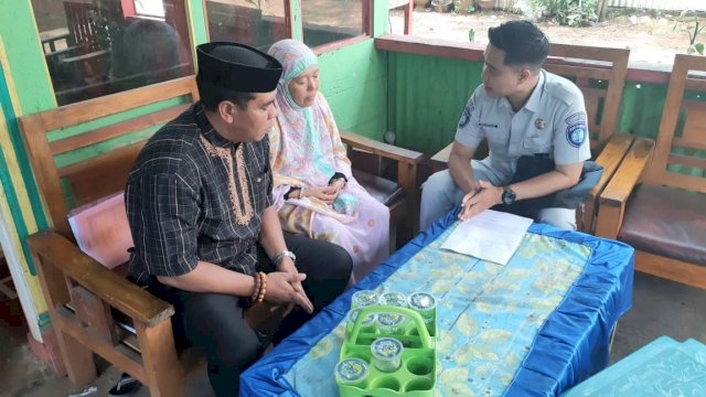Petugas Jasa Raharja Gowa menyerahkan santunan kepada ahli waris korban kecelakaan maut yang terjadi di Malino, Gowa, pada Selasa (12/7/2022) lalu. Foto: dok