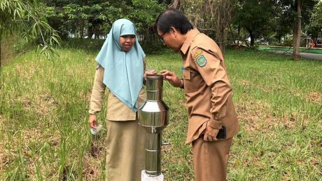 Wakil Bupati Kabupaten Luwu Utara, Suaib Mansur melakukan pengecekan Ombrometer di halaman Kantor Bupati Luwu Utara, Jalan Simpurusiang, Masamba/IST