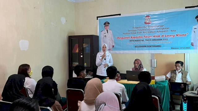 Sekdis DP3A Kota Makassar Irma Awalia saat membuka secara resmi kegiatan Penguatan Kapasitas Forum Anak di Lorong Wisata Kelurahan Bontomarannu, Kecamatan Mariso, Rabu (13/7/22)/IST 